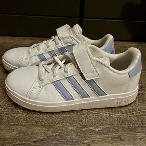 Big girls size 3 Adidas low top sneakers. Excellent condition
